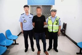 捡到朋友A2驾驶证贴上自己照片套证,十八天后被刑拘