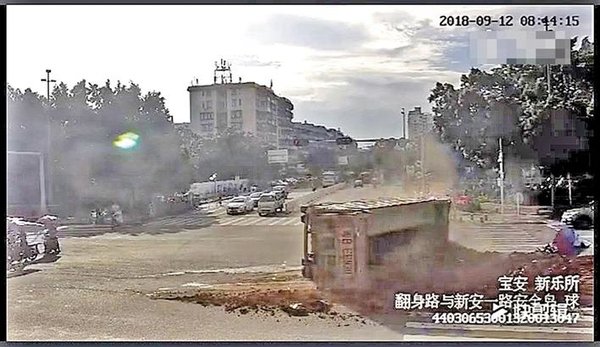 牛人！疯狂摩托车竟敢用肉身挑战渣土车