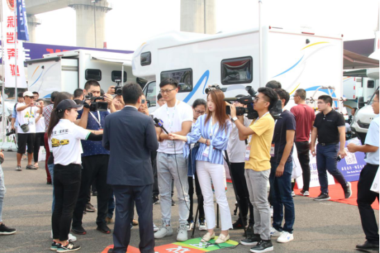 �й����ʷ���¶Ӫչ���ῪĻ���ֳ�����