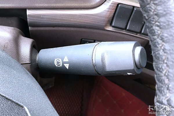 缓速器拨杆,侧方圆键是开关