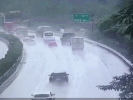 暴雨中大货车高速上突然打滑横移 你知道该怎么做吗?