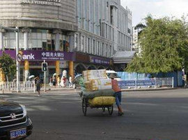 三轮电动车 你到底要害我们到什么时候?又一三轮车闯红灯被压成铁饼！