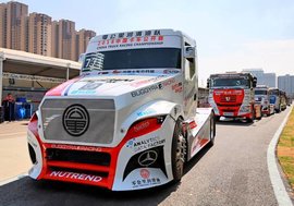 6吨大赛车爆缸浓烟滚滚 中国卡车大赛初尝街道赛释放激情