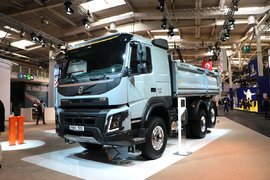 国外自卸车这么牛? 货厢都可多向翻转!这操作我服