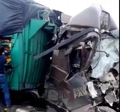 哄抢VS援助,货车事故后的冷与暖!