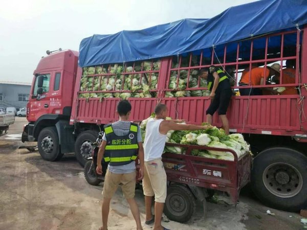 车祸哄抢何时休?!货车事故后的冷与暖!