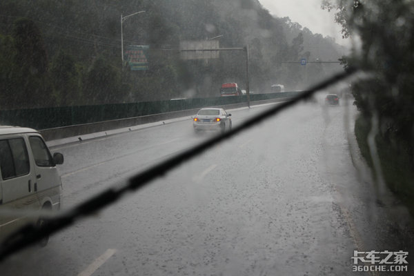 冬季开车有点“滑” 冰雪路面如何驾驶?