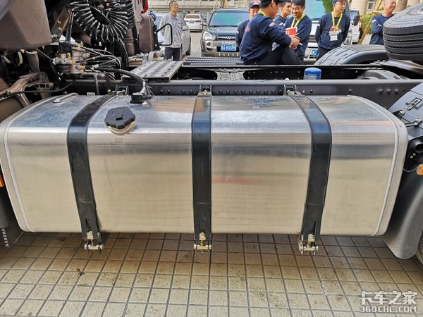 满载49吨百公里油耗28.2L 更加年轻的外观和内饰 天龙KL到底咋样?