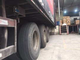 普通散货车一超三罚，那些“变态”集装箱为啥能随便上路？