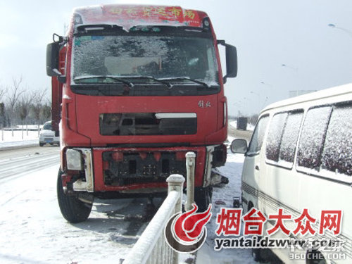 雪天路滑重心不稳 半挂车撞毁50米护栏