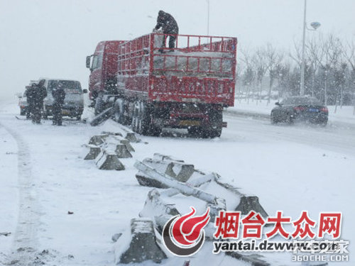 雪天路滑重心不稳 半挂车撞毁50米护栏