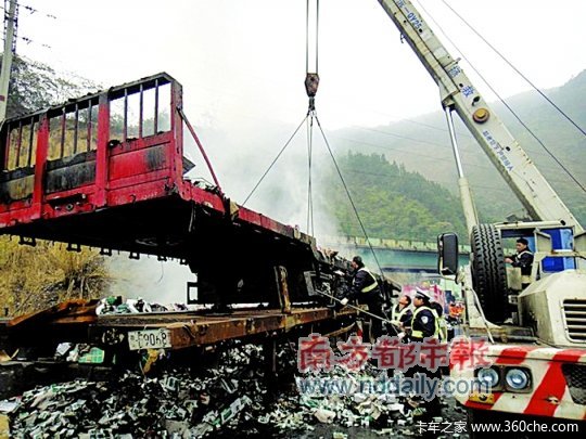 半挂车起火事故频发 卡友们多注意检查