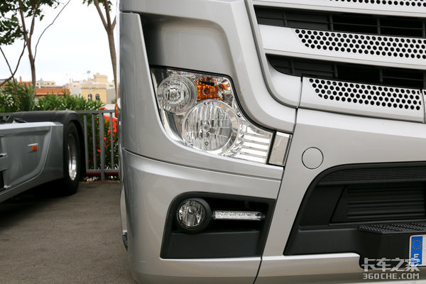 细节真考究！西班牙偶遇奔驰New Actros