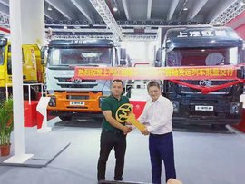 最大117方!红岩中置轴货运列车一路领先 顺丰定制版交付用户