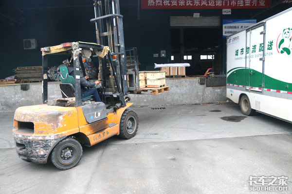 装货卸货没人管！ 卡友:没办法才开叉车
