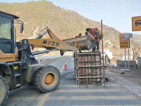 卡友注意:甘肃天水国道310线牛北路桥梁限高架施工 过往车辆注意绕行