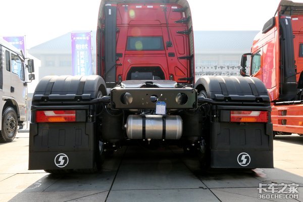 15L660马力X6000亮相 定位于高端市场 陕汽全新6000平台有啥不一样?