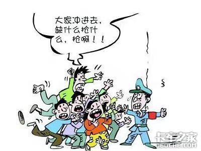 卡车司机见证哄抢事件警察都束手无措