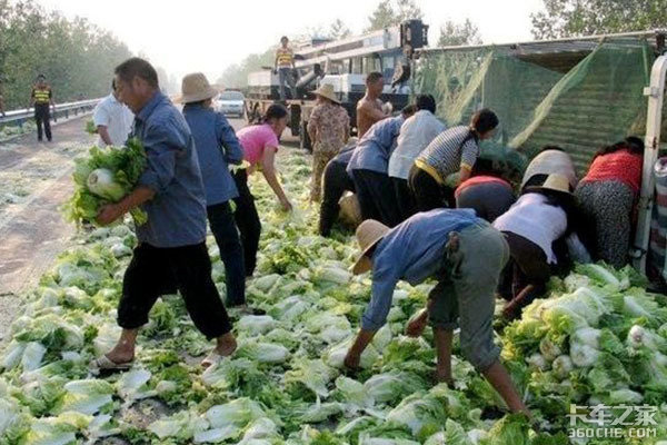 货车侧翻村民哄抢货物，卡友该怎么办？