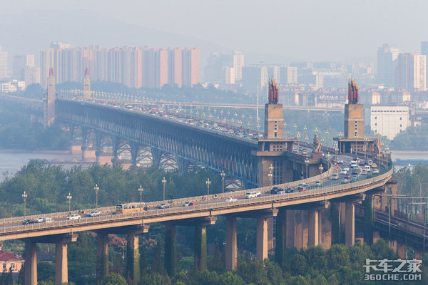 南京长江大桥29日通车 外埠、重卡禁行