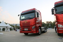 550马力新款解放JH6详解:能烧水做饭能上网,你们想要的它都有!