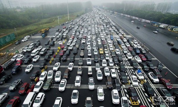 缺少高速路權(quán) 危險(xiǎn)品運(yùn)輸車竟如此艱難