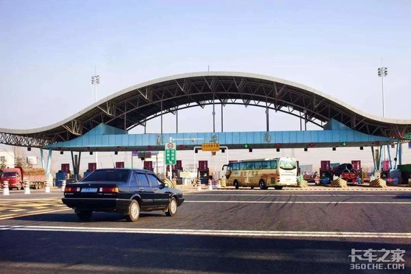 缺少高速路權(quán) 危險(xiǎn)品運(yùn)輸車竟如此艱難