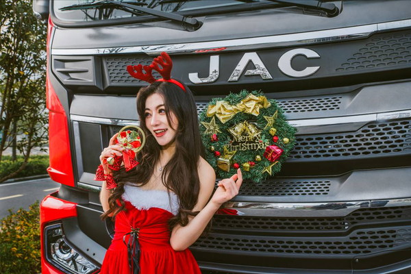 备圣诞辞驯鹿 圣诞老人座驾升级格尔发A5