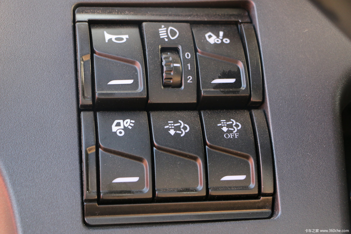 560马力国六机解放新j6p油箱可防盗图片列表