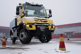 上铁道拉火车,这台奔驰乌尼莫克U423 竟然能拖1000吨!