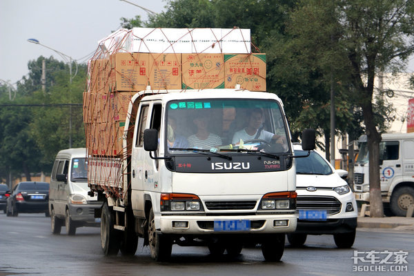 藍牌兩軸貨車為啥執(zhí)法標準不一樣？