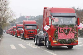 我用天龙娶你! 十堰搞“大事”,10辆天龙KL变身婚车送祝福