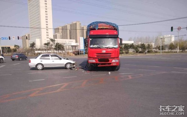 电动车闯红灯撞货车，卡车司机责任有多大