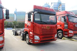 自重8.2吨还能多拉4.75立方货!解放JH6 8x4低底盘载货车了解一下?