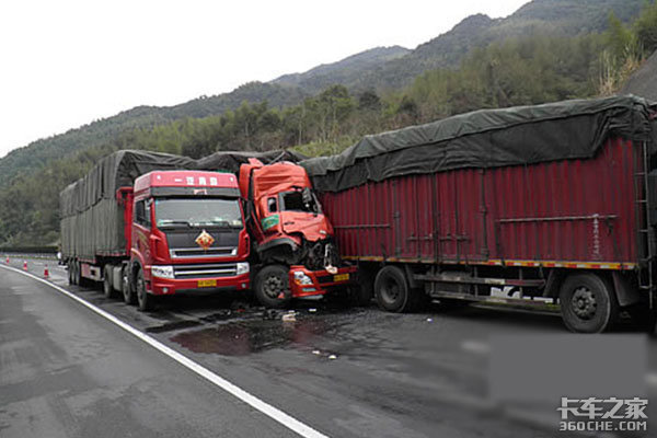 电动车闯红灯撞货车,卡友责任有多大?