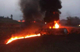 油罐车侧翻！村民哄抢燃油遇爆炸 目击者：死亡人数接近60人