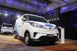 拥有大货厢,高续航还有智能化,上汽大通EV30上市,售价12.69-18.17万