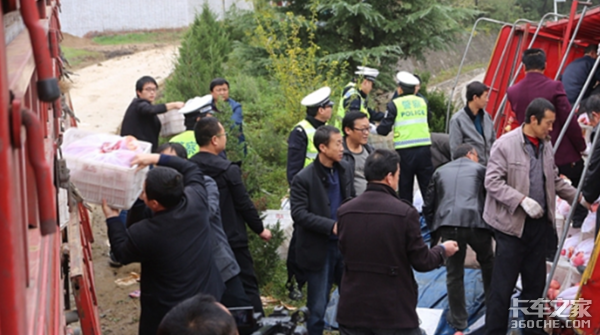 让哄抢见鬼去吧，盘点近年来货车侧翻事故的感人现场
