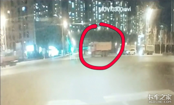 组团闯红灯!这些人简直有些无法无天