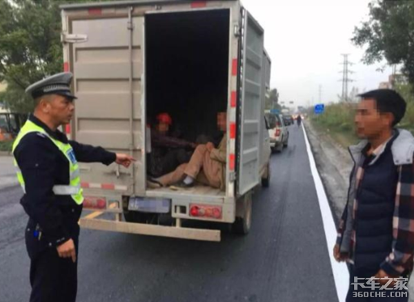 货车违法载13人,司机只有摩托车驾照?