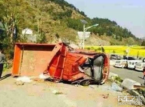 货车违法载13人,司机只有摩托车驾照?