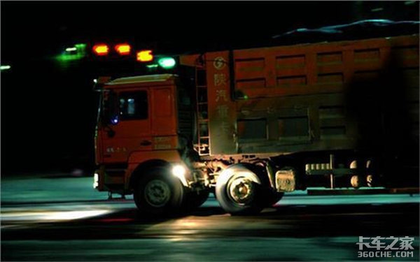 ����ǿ���˾�������Ƿ���̤�ϻؼҵ�·