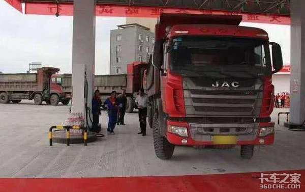 加完油不挂枪 加油站里的猫腻儿知多少