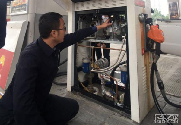 加完油不挂枪 加油站里的猫腻儿知多少