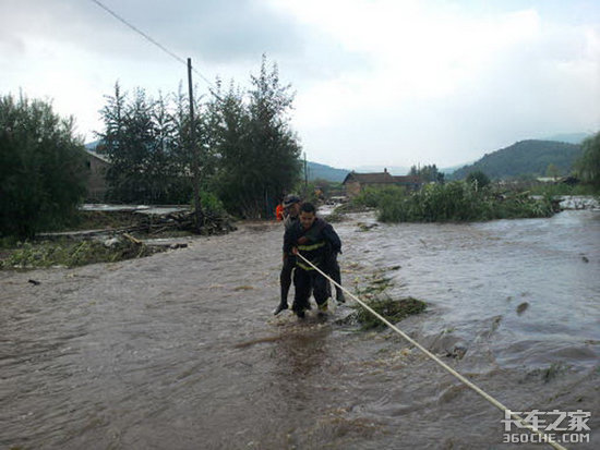 逢山开路、遇水搭桥，折叠卡车你见过吗？