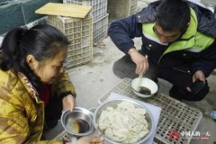 司机夫妻爱美食 “流动厨房”吸粉百万