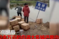 正能量！货车侧翻，围观村民帮忙打捞