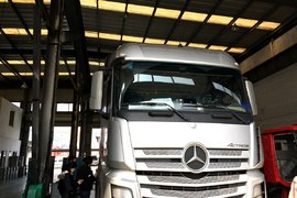 百万进口车竟然拉石头 这家物流公司有点豪！