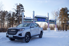 ǿǿ���� ��������F70��Ƥ�����ƶ���