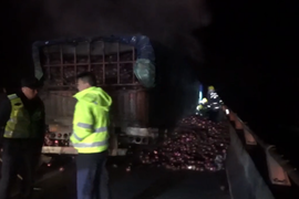 897关注 | 高速路上一地洋葱，遇到爆胎咋办？